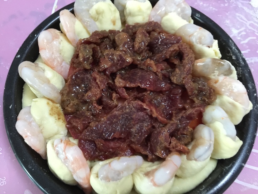 牛肉鲜虾双拼披萨的做法图解9