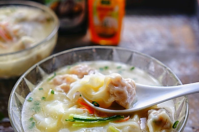 鸡汤海鲜馄饨