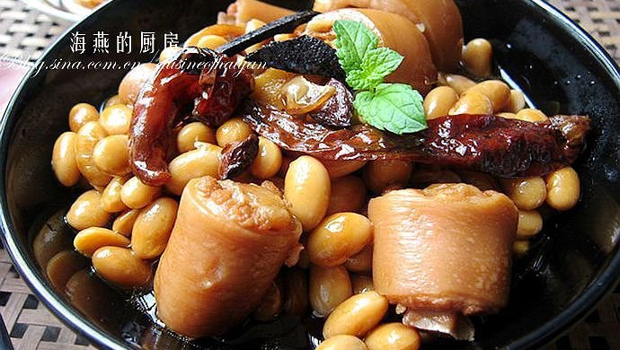 越吃越美的养生菜--黄豆猪尾煲