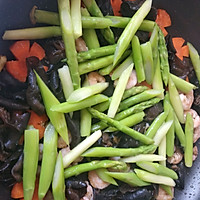 芦笋、黑木耳、胡萝卜炒黑胡椒虾仁的做法图解12