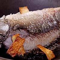 葱㸆鲫鱼：巧用小葱，轻松烧好鲫鱼！的做法图解2