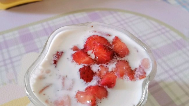 超级简单的  草莓牛奶的做法