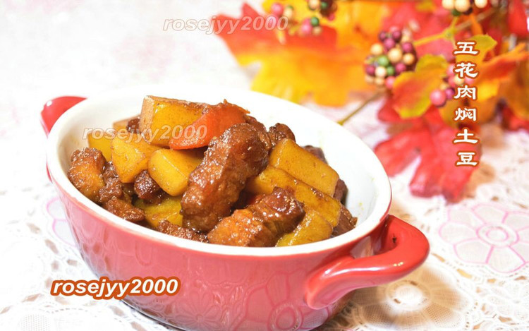 红烧土豆五花肉的做法