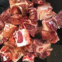 牛排炖海带的做法图解1