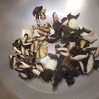 香菇木耳卤拆骨肉面（墨鱼汁面）的做法图解11