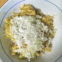 酸菜油梭子大蒸饺的做法图解2