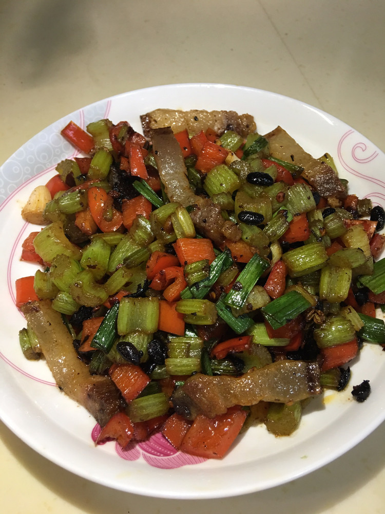 芹菜炒腊肉的做法