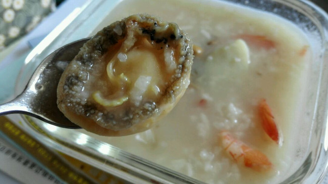 夏日海鲜砂锅粥的做法