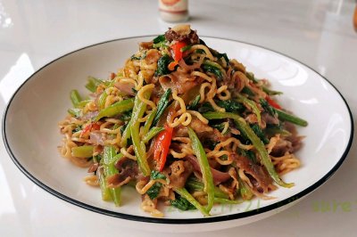 葱辣肉酱芹丝面