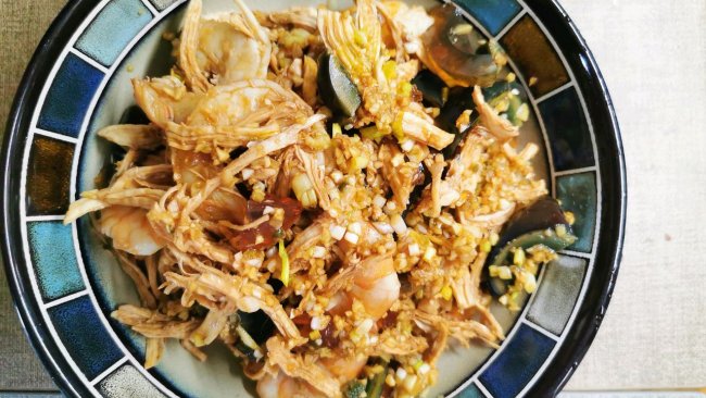夏天的当家菜 拌三鲜 - 皮蛋虾鸡胸的新吃法的做法