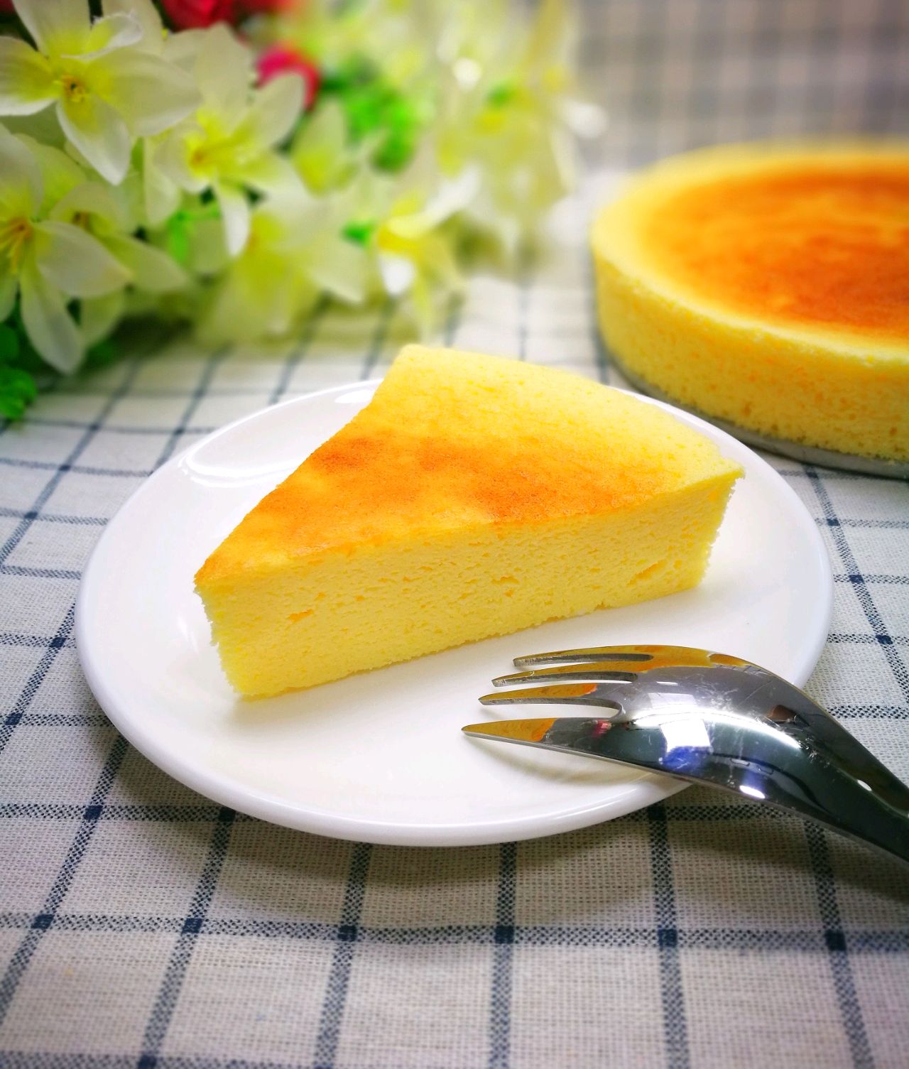 Cheese cake is light and soft, ready to melt at the entrance