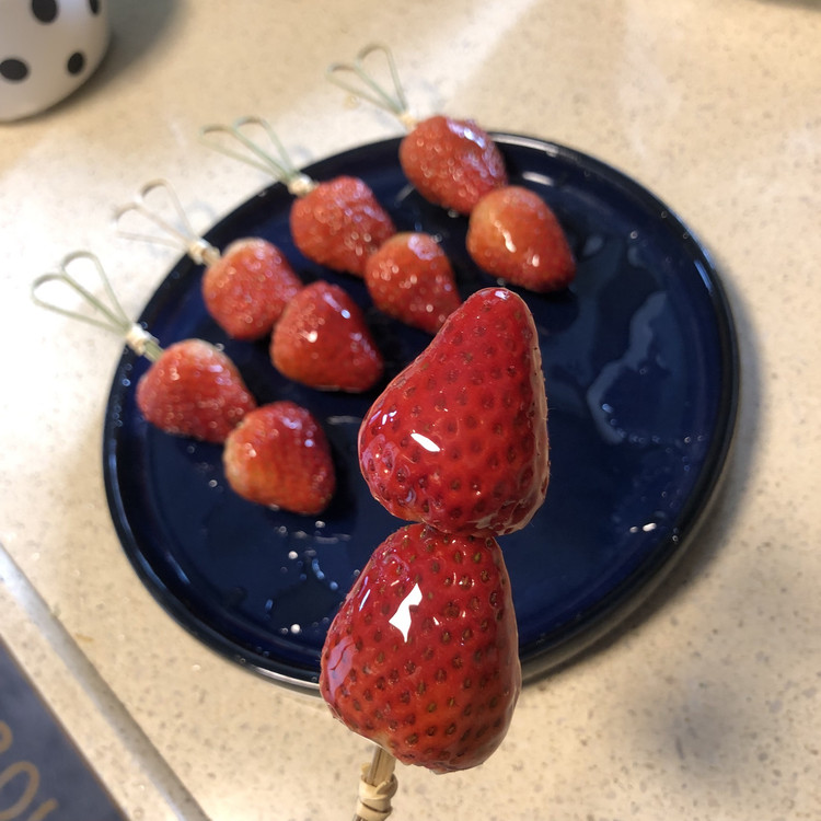 草莓冰糖葫芦的做法