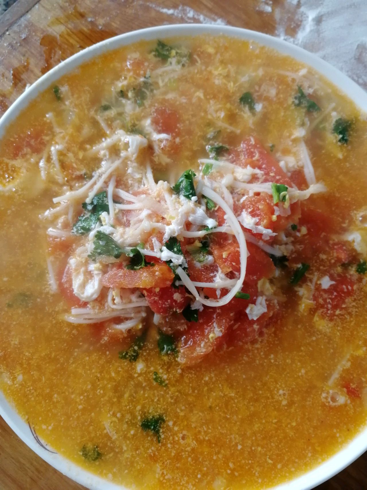 Tomato and golden needle soup