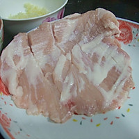 红腐乳蒜蓉烤猪颈肉的做法图解1