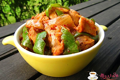 用韩式泡菜作调料做出的美味“泡菜鸡”