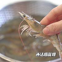 蒜香黄油虾的做法图解1