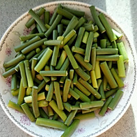 蒜苔炒肉的做法图解1