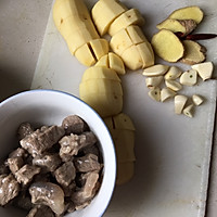 土豆炖牛肉的做法图解1