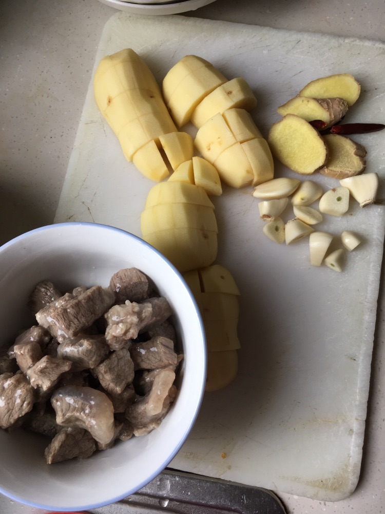 土豆炖牛肉的做法图解1