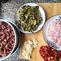酸菜肉沫炒豆米的做法图解1