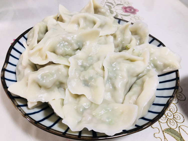 芹菜肉水饺的做法