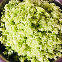 家庭版「猪肉芹菜蒸饺」的做法图解1