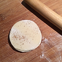 “饺子皮”变身之~椒盐薄脆的做法图解2