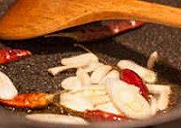 我爱下饭菜----干锅腊肉蟹味菇的做法图解4