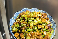 快手菜也是下饭菜——蒜苔炒肉丁的做法