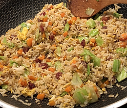 腊肠鸡旦菜炒饭的做法