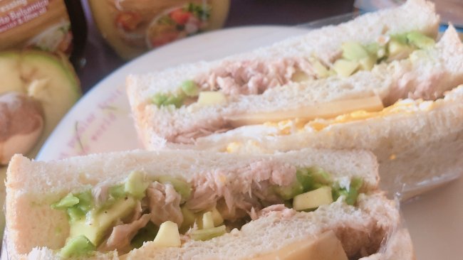 营养早餐：牛油果金枪鱼芝士三明治的做法