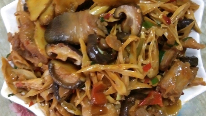 酸辣椒干竹笋香菇炒鸡肉