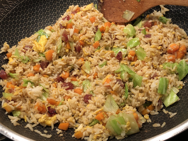 腊肠鸡旦菜炒饭的做法
