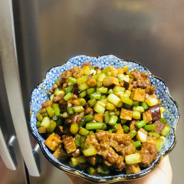 快手菜也是下饭菜——蒜苔炒肉丁的做法