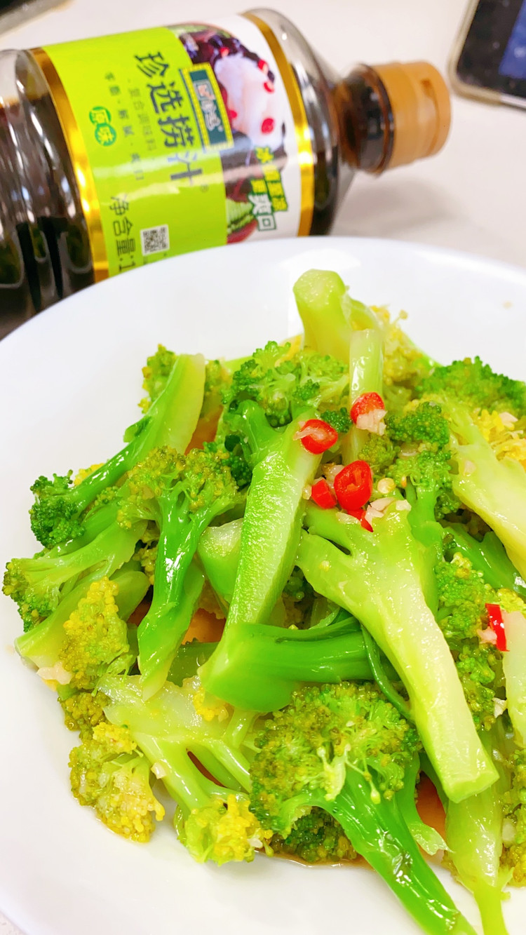 夏天必备凉菜～凉拌西兰花的做法