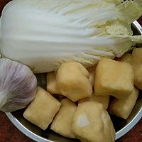 白菜焖油豆腐的做法图解1