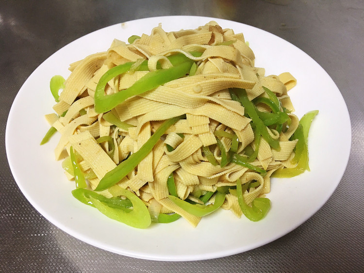 青椒炒豆皮的做法