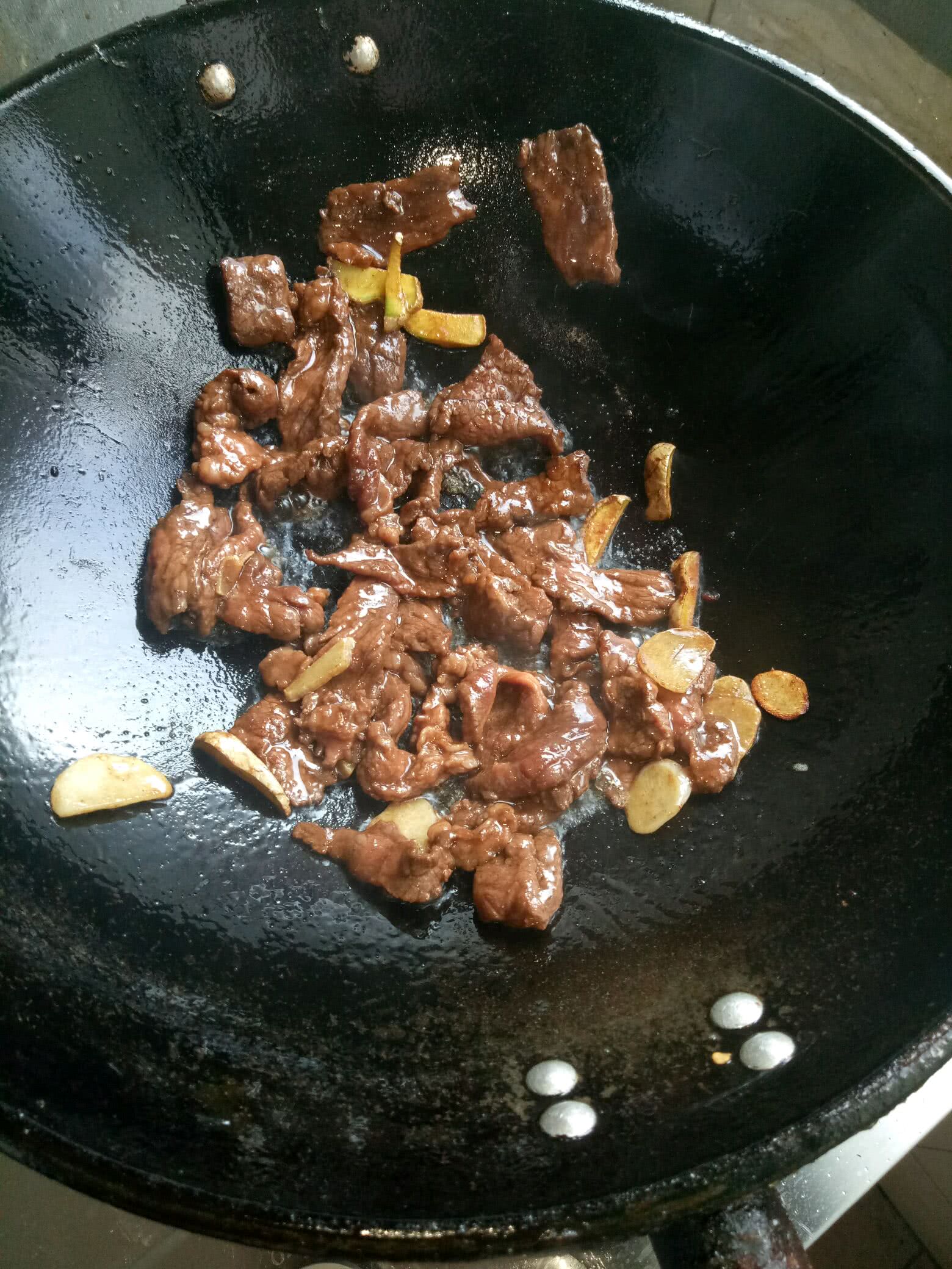 回锅牛肉炒青椒蒜苗 五香牛肉的新吃法的做法_菜谱_豆果美食