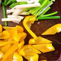 #食在幸福年 总有新花样#彩椒炒腊肉的做法图解2