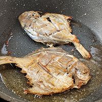 简单几步，在家就可以做出好吃的干烧鲳鱼的做法图解4