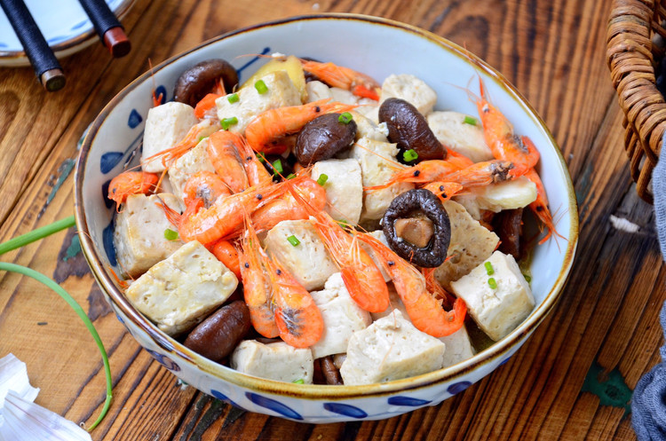 豆腐香菇炖河虾的做法