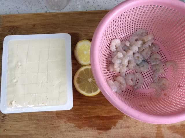 土豆哥辅食—虾蓉豆腐的做法图解1