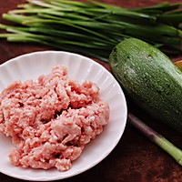 #馅儿料美食，哪种最好吃#双色西葫芦韭菜生煎包的做法图解1