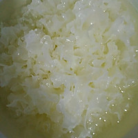 雪梨银耳冰糖水电饭煲版的做法图解1