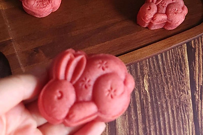 草莓味月饼，中秋节一起吃兔兔