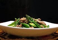 沙茶酱肉片炒芦笋的做法