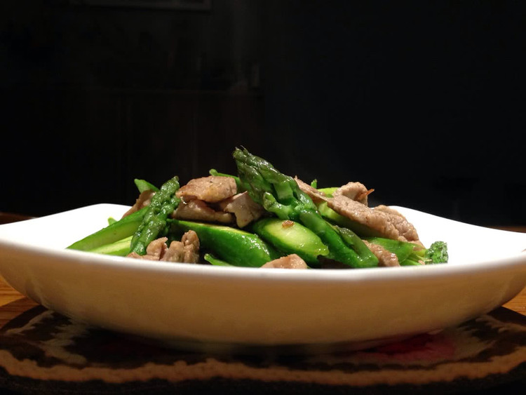 沙茶酱肉片炒芦笋的做法