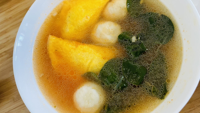 蛋饺鱼丸番茄菠菜汤