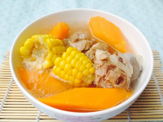广东靓汤--玉米红萝卜猪骨汤的做法