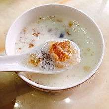 牛奶桃胶皂角米炖雪燕